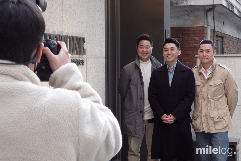 이투데이 기자와 마일스톤 회계사가 사옥에서 기념사진을 촬영하는 모습