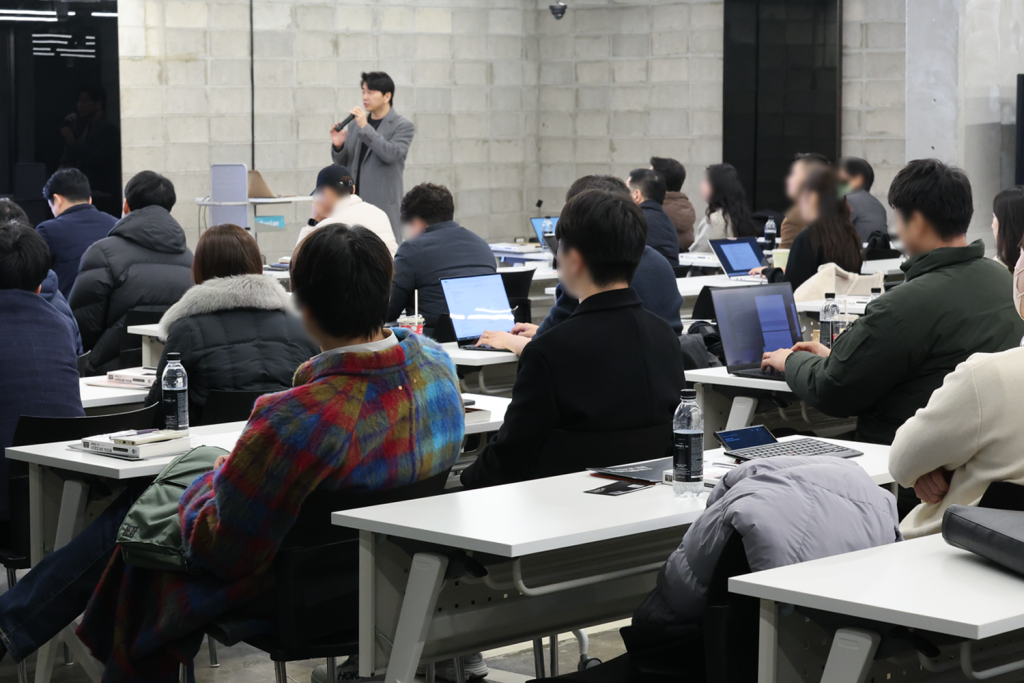 세미나 강연을 경청하는 참석자들의 모습.