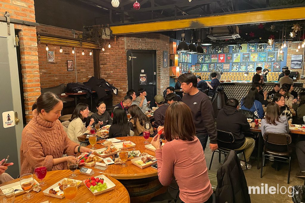 성수동 어메이징브루잉컴퍼니에서 열린 마일스톤 연말 송년회 행사장의 전경입니다.