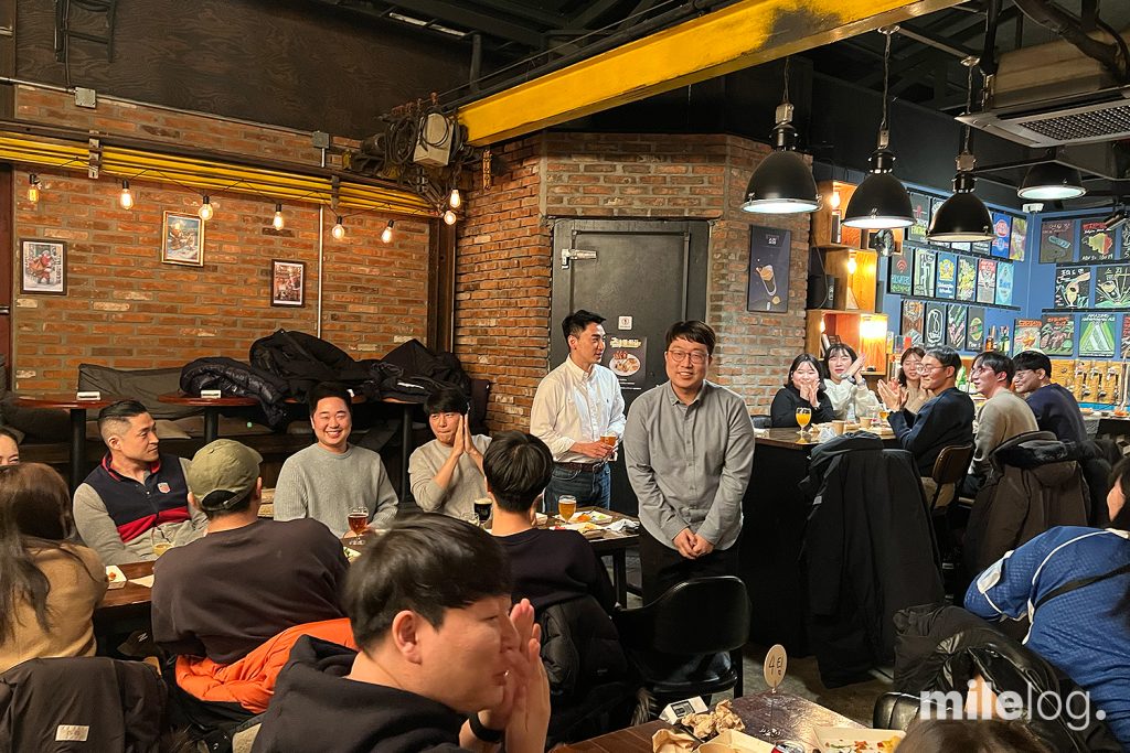 송년회에 참석하여 동료들과 즐겁게 대화를 나누고 있는 마일스톤 구성원들의 모습입니다.