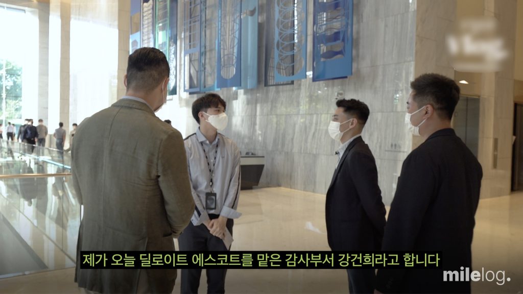 안진회계법인 사무실 곳곳을 둘러보며 과거를 회상하는 회계사들