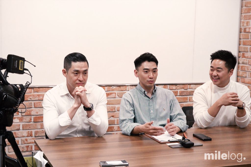 인터뷰에 집중하고 있는 마일스톤 회계사들의 모습