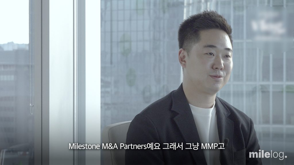안진회계법인 로고가 있는 벽면 앞에서 기념 촬영을 하는 모습