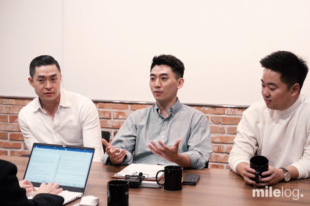 화기애애한 분위기 속에서 진행되는 이투데이 인터뷰 장면