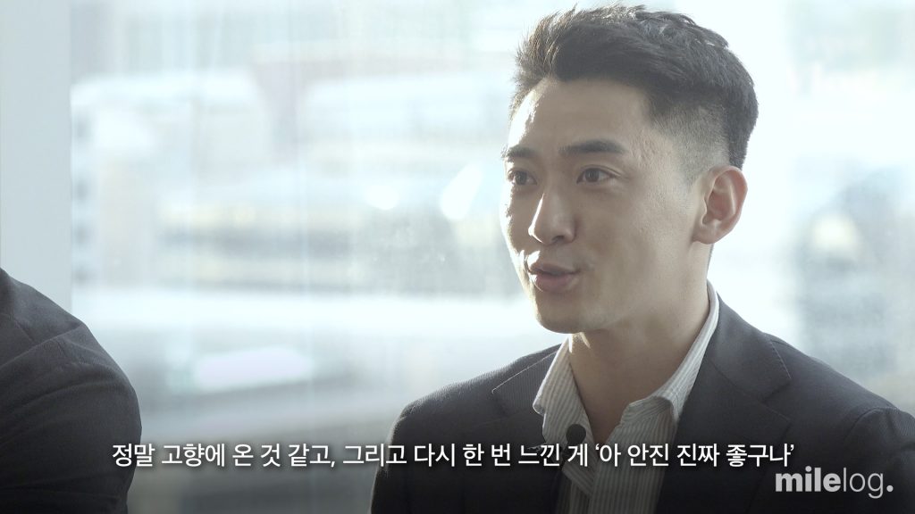안진회계법인 방문을 마치고 기념품을 받아 들고 나오는 회계사들