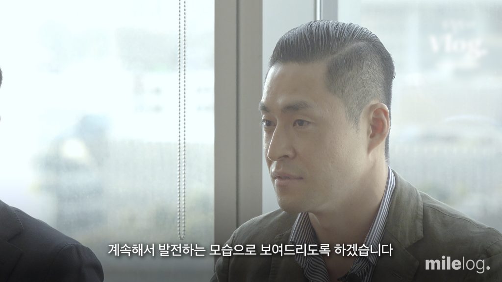 사무실로 돌아와 안진회계법인에서 받은 기념품을 확인하는 모습