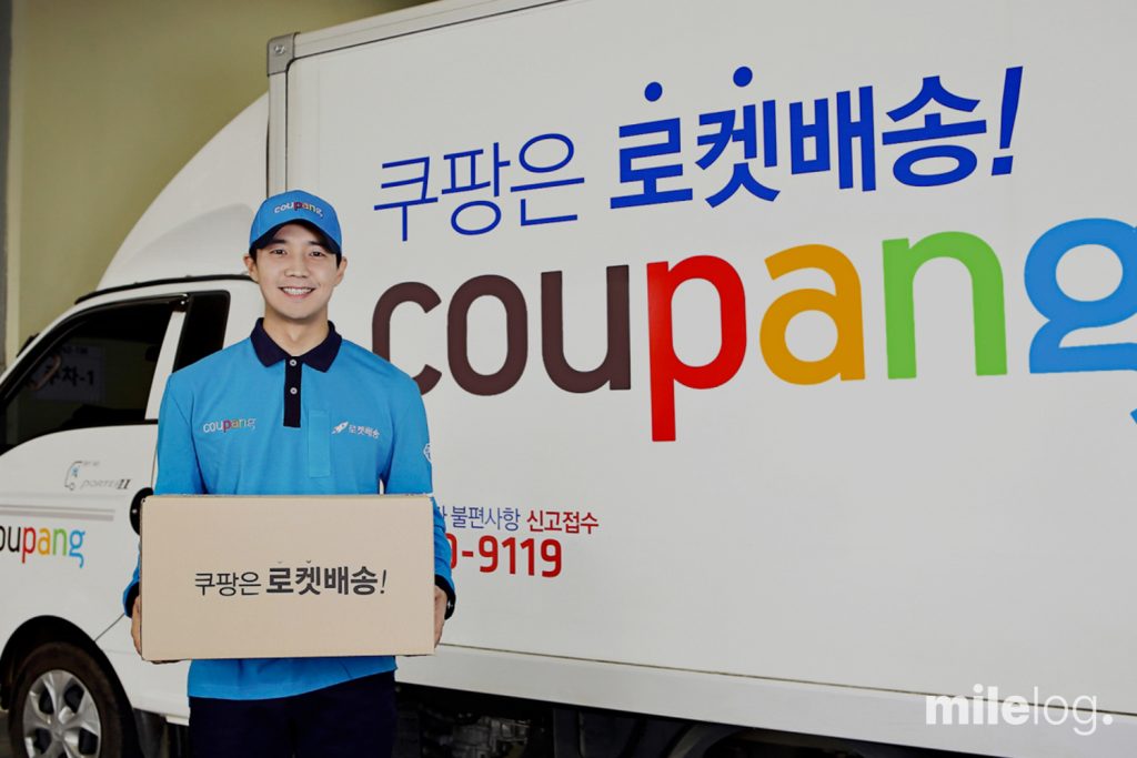 쿠팡 로고가 부착된 배송 차량이 운행 중인 모습
