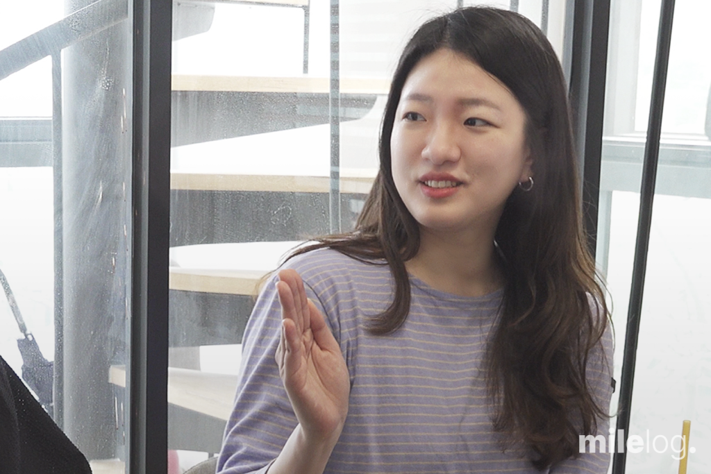 인터뷰 중 환하게 웃고 있는 이화정 주임의 모습