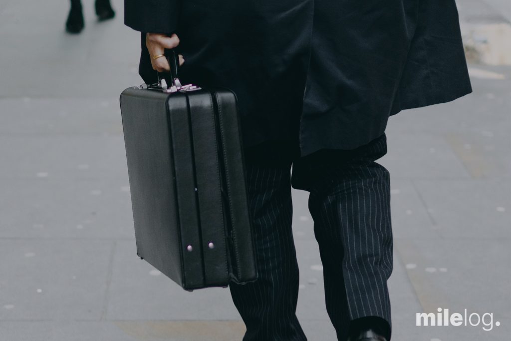 세무조사 대응을 위해 서류를 검토하며 전략을 세우는 전문가의 모습