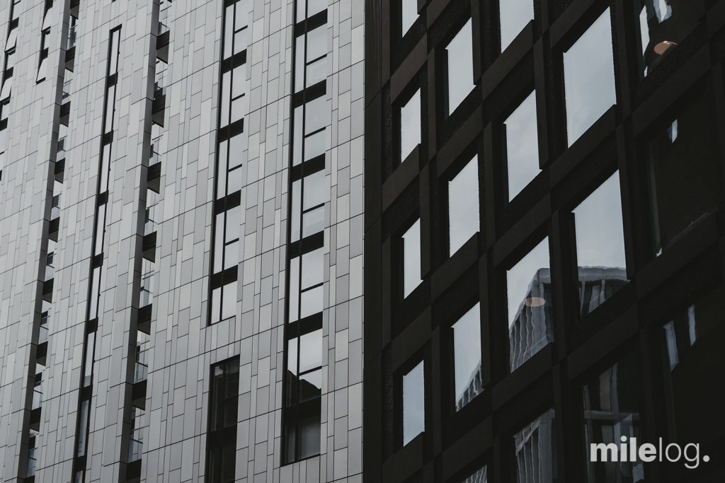 재무실사 과정 중 하나인 재고 자산 실사를 진행하고 있는 회계사의 모습
