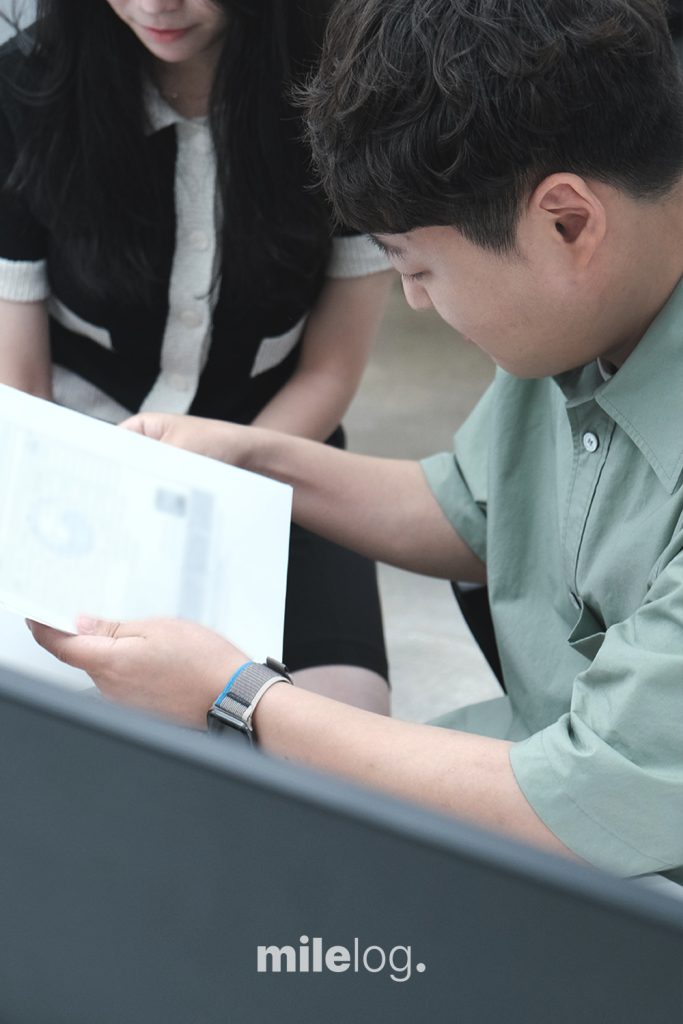 회계법인 마일스톤 택스팀 노현석 실장이 인터뷰 중 미소 짓고 있는 모습