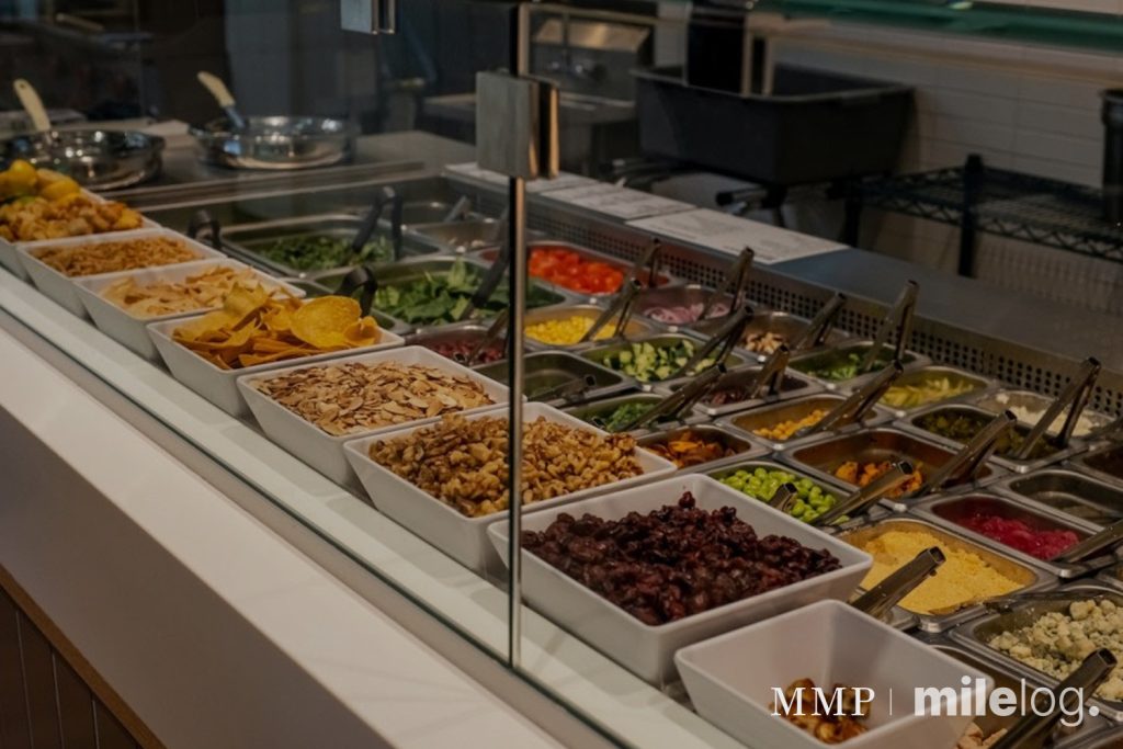 F&B 시장의 변화와 M&A 투자 포인트를 상징하는 음식 및 비즈니스 관련 이미지