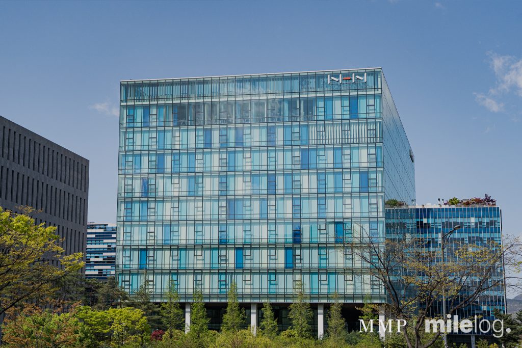 NHN 본사 건물 외관과 기업 로고가 보이는 전경 이미지