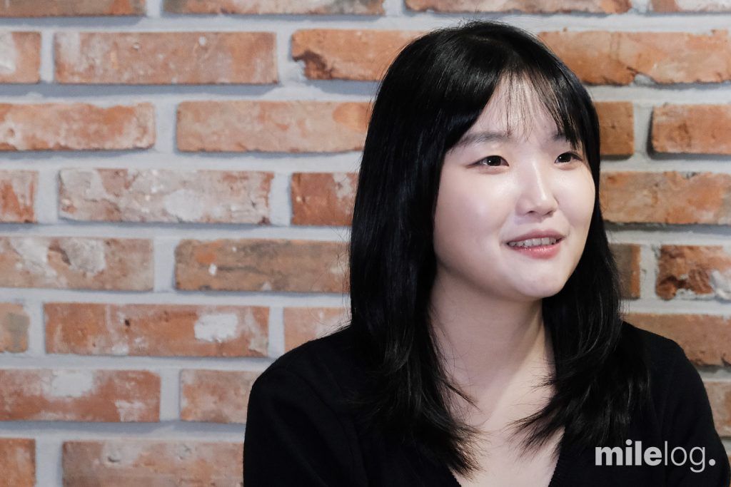 마일스톤 택스팀 최예빈 대리가 인터뷰를 시작하며 밝게 웃고 있는 모습