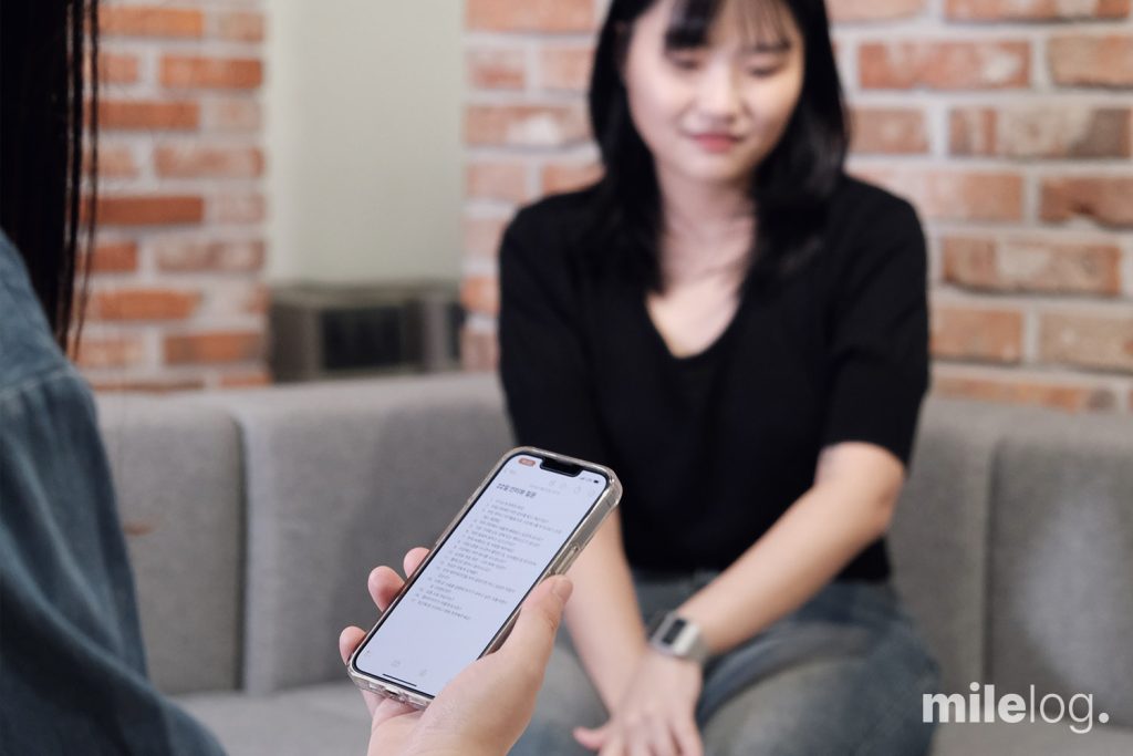 인터뷰 도중 업무에 대해 진지하게 설명하고 있는 최예빈 대리