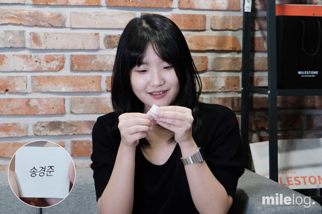 인터뷰를 마치고 다음 주자를 지목하며 즐거워하는 최예빈 대리