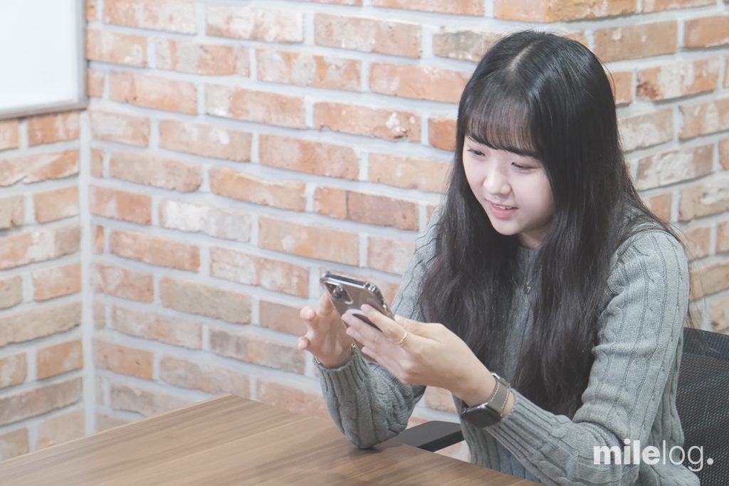 마일스톤 택스팀 강유나 과장이 인터뷰를 시작하며 밝게 웃고 있는 모습