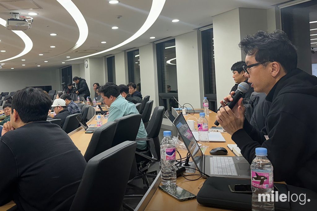 강연 종료 후 스타트업 대표들의 질문에 답변하며 소통하는 양제경 회계사