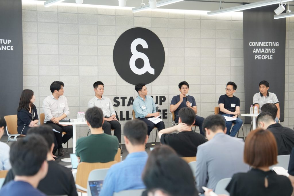북토크 패널들이 참석자들의 질문에 답변하며 소통하는 모습