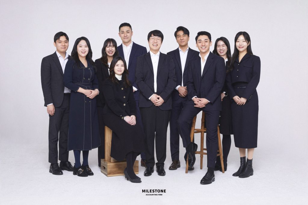 마일스톤 회계법인 소속 회계사들의 단체 프로필 촬영 이미지