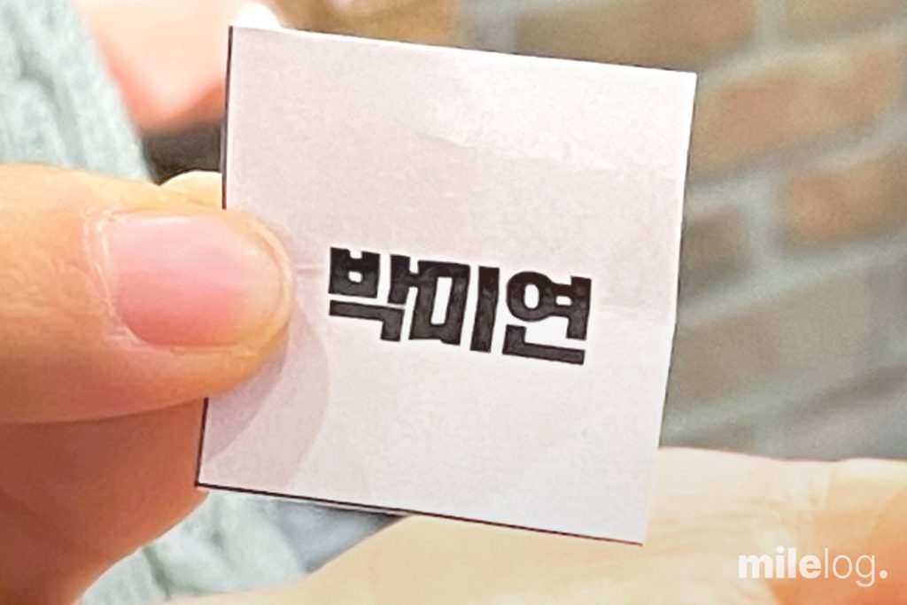 다음 인터뷰 대상자를 지목하며 즐겁게 웃고 있는 구다슬 주임