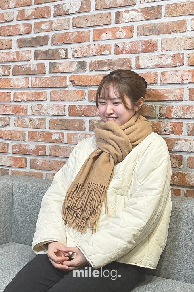 마일스톤 사무실에서 포즈를 취하고 있는 구다슬 주임의 전신 사진