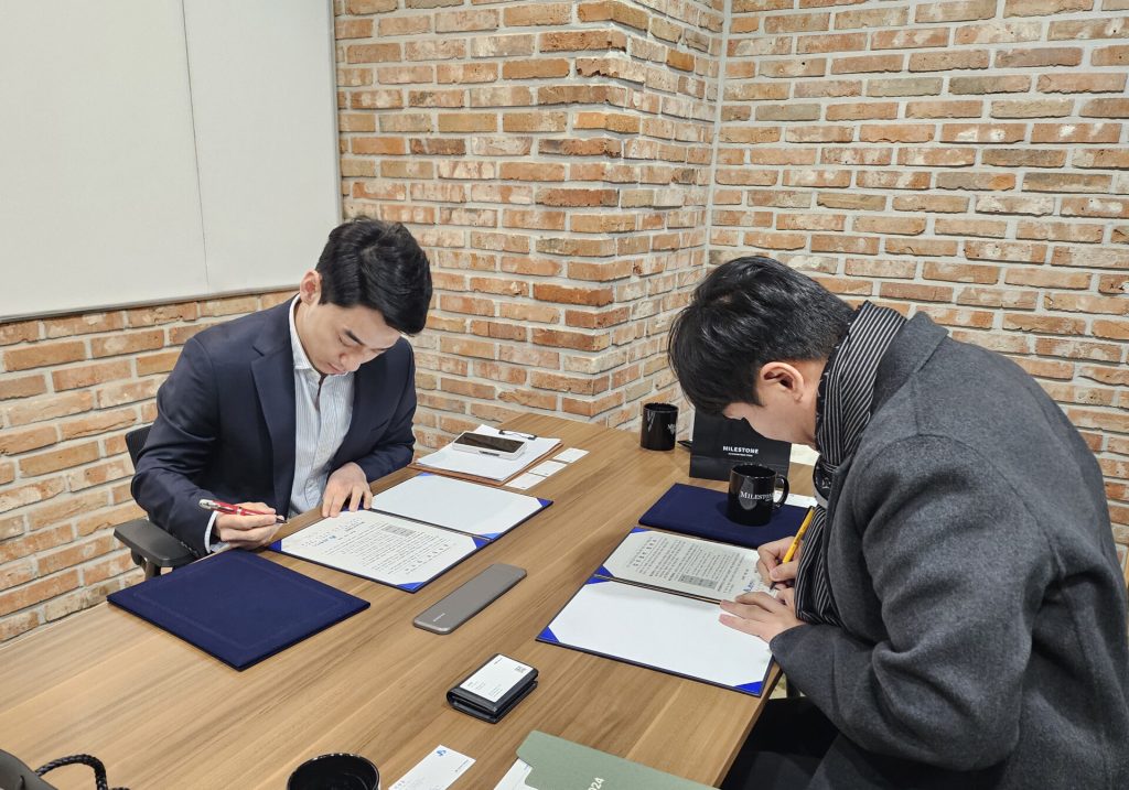 마일스톤과 JB벤처스 관계자들이 업무 협약서에 서명하고 기념 촬영을 하는 모습