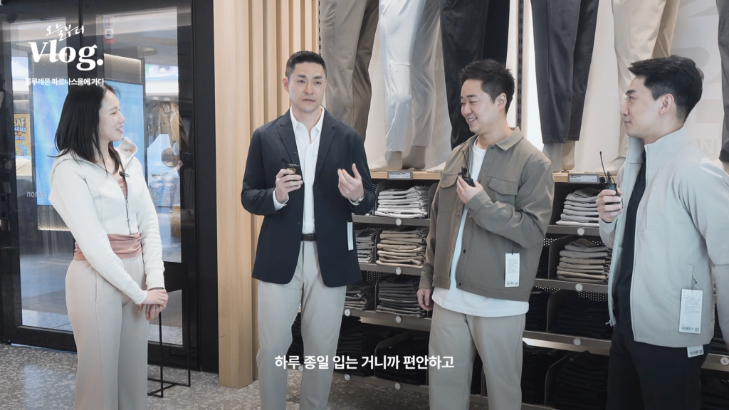 룰루레몬 에듀케이터에게 제품 설명을 듣고 있는 장면