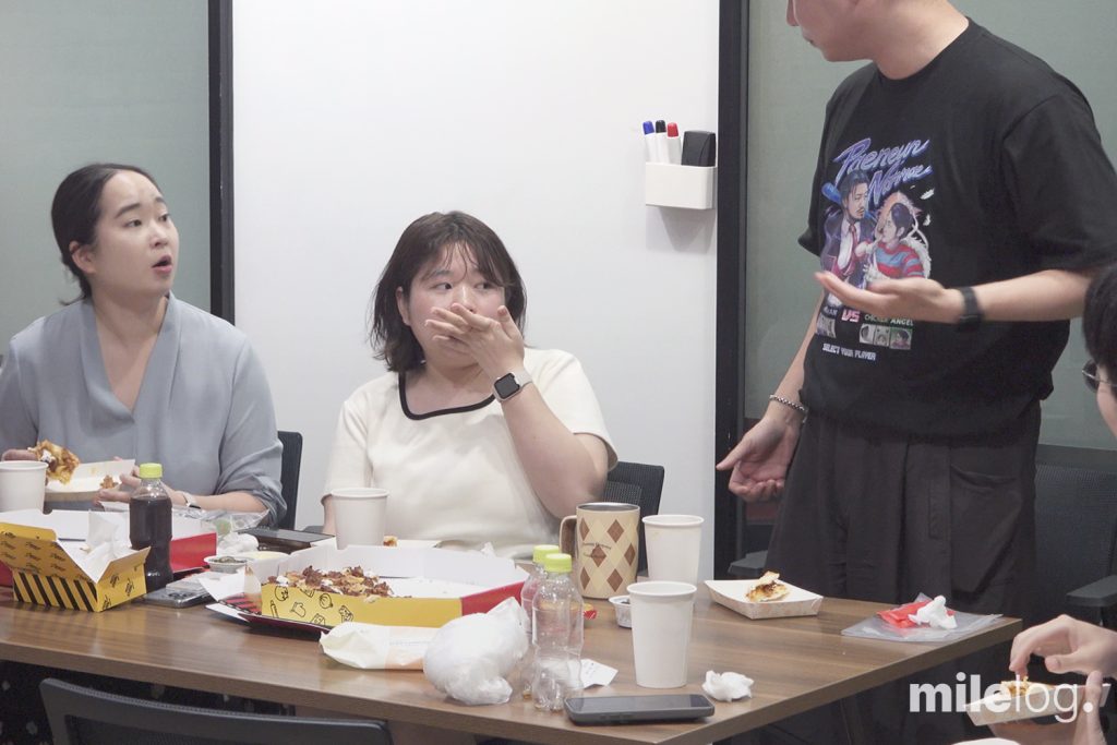 침착맨 굿즈 티셔츠를 입고 인터뷰에 응하고 있는 임성욱 과장의 모습