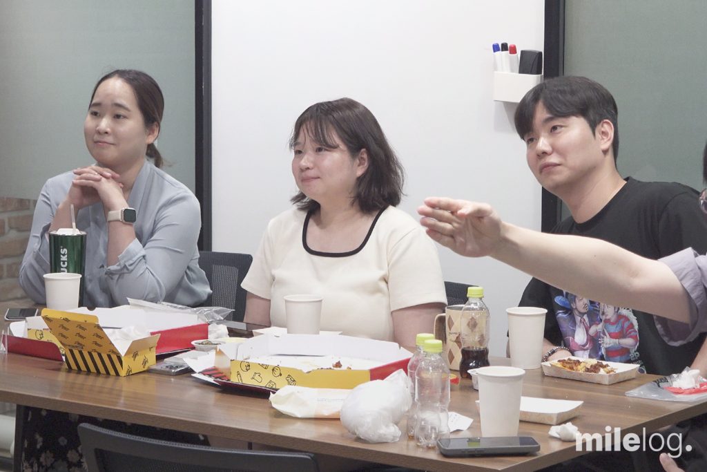 마일스톤의 새로운 팀장으로 선임된 김소윤 대리, 최수진 과장, 임성욱 과장이 나란히 앉아 웃고 있는 모습