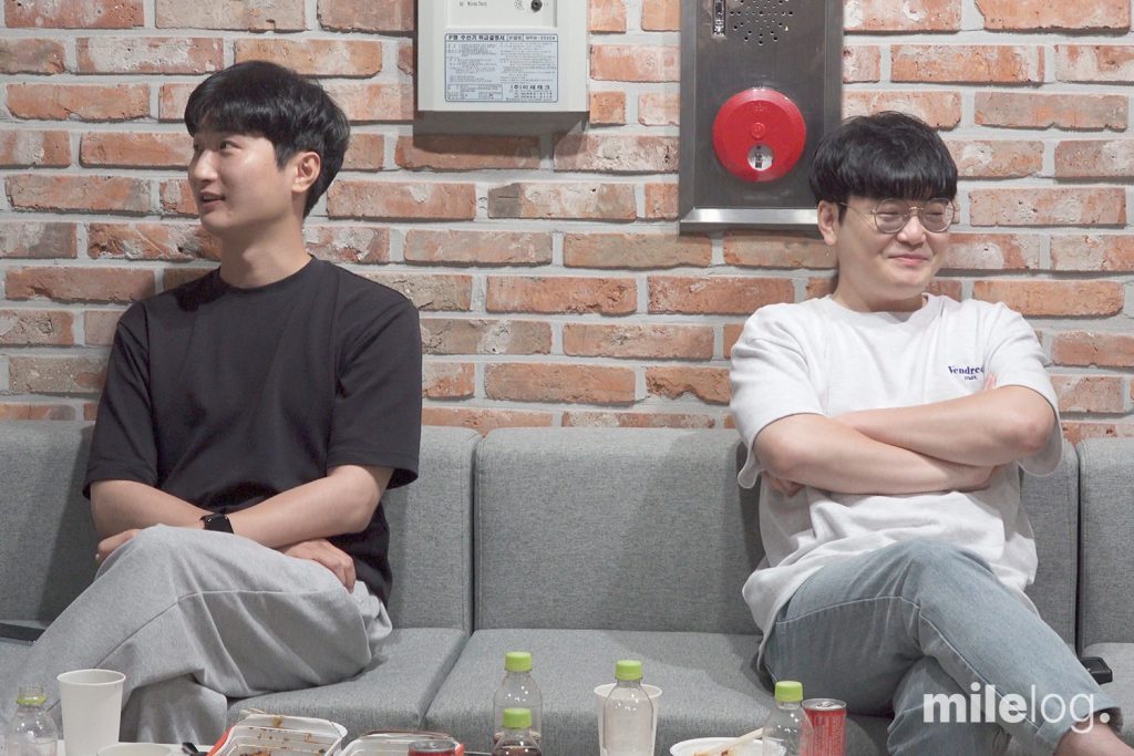 마일스톤 회계법인 배승철 대리와 구자철 대리가 나란히 앉아 웃고 있는 모습