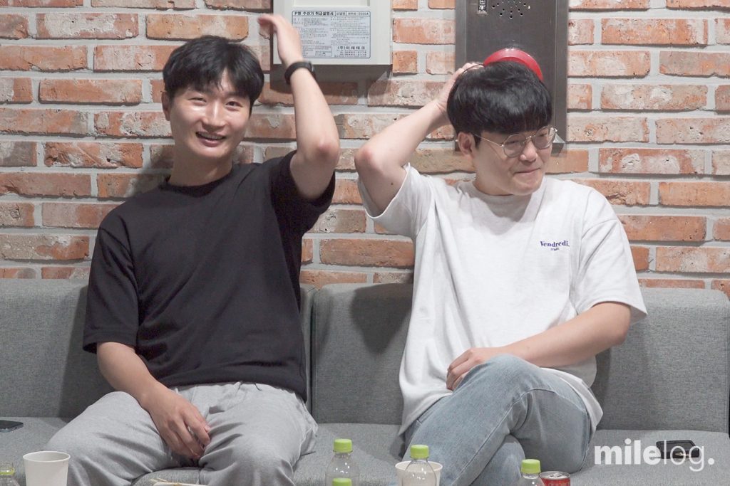 인터뷰 중 즐겁게 대화를 나누고 있는 구자철 대리와 배승철 대리의 모습