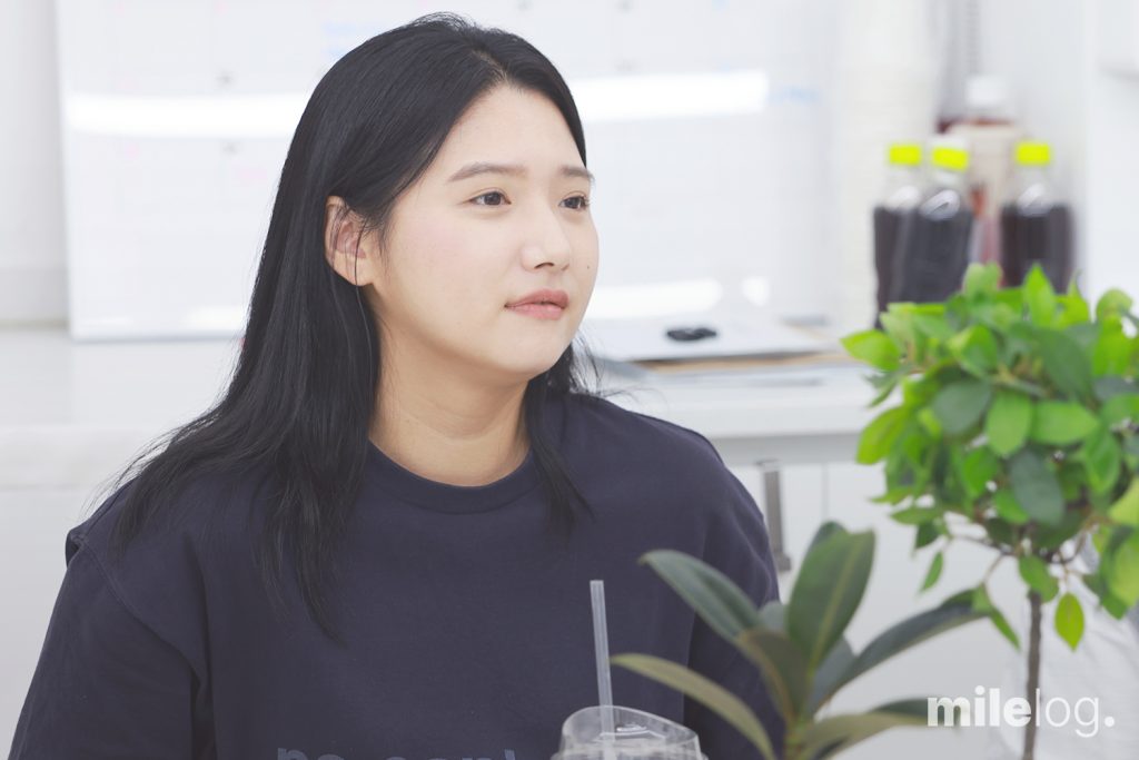 인터뷰 중 업무에 대한 자신의 생각과 가치관을 진지하게 설명하는 송태성 주임