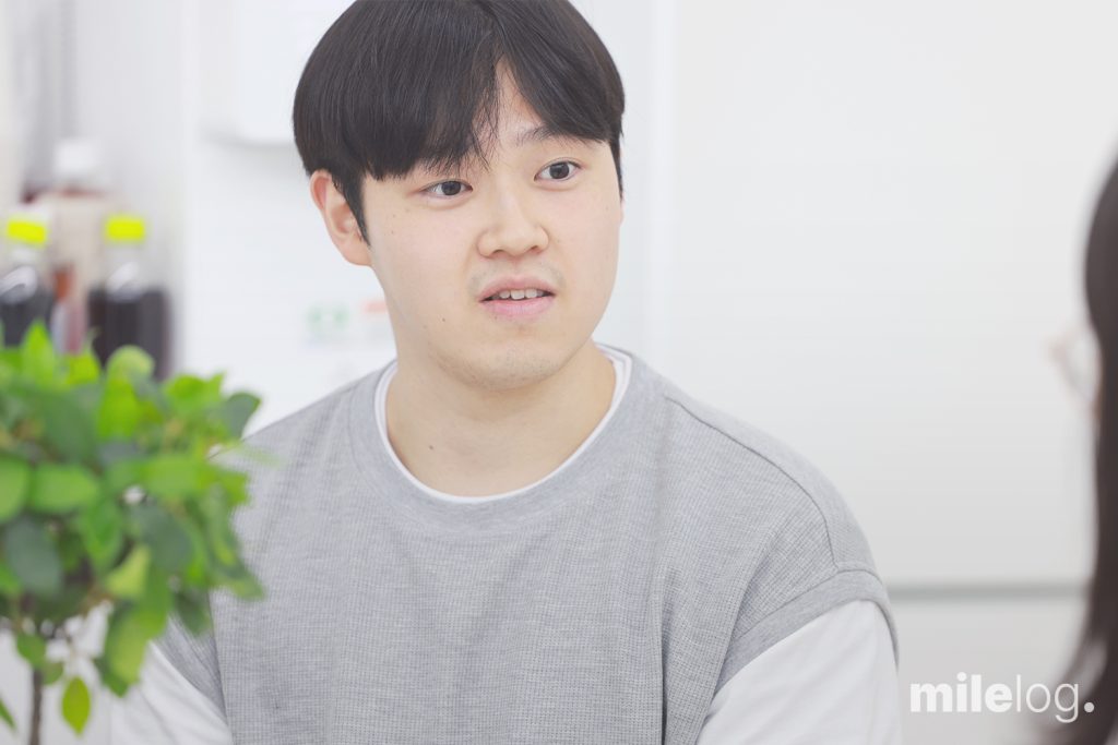마일스톤의 교육 시스템과 업무 환경에 대한 만족감을 표현하는 김유정 주임