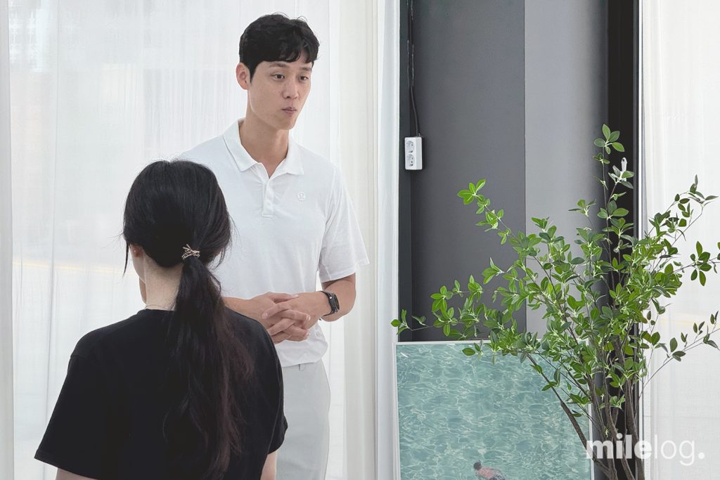 룰루레몬 파르나스몰 클래스에서 트레이닝에 집중하고 있는 마일스톤 직원들