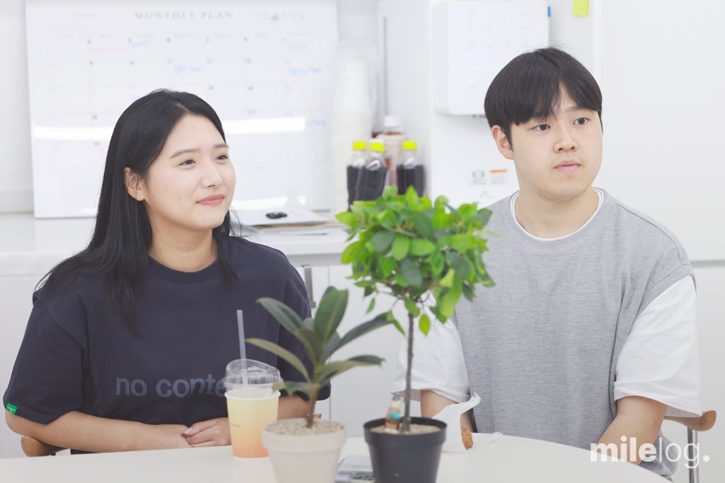 마일스톤 신입사원 김유정 주임과 송태성 주임이 나란히 앉아 인터뷰를 진행하는 모습
