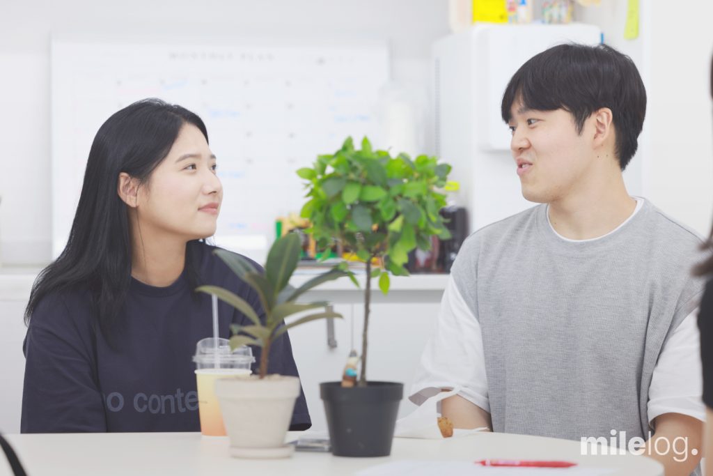 인터뷰를 마치며 앞으로의 성장 포부와 다짐을 전하는 두 신입사원의 모습