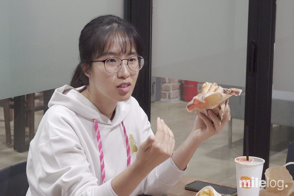 인터뷰 질문에 대해 진지하게 자신의 생각을 답변하는 정영 과장