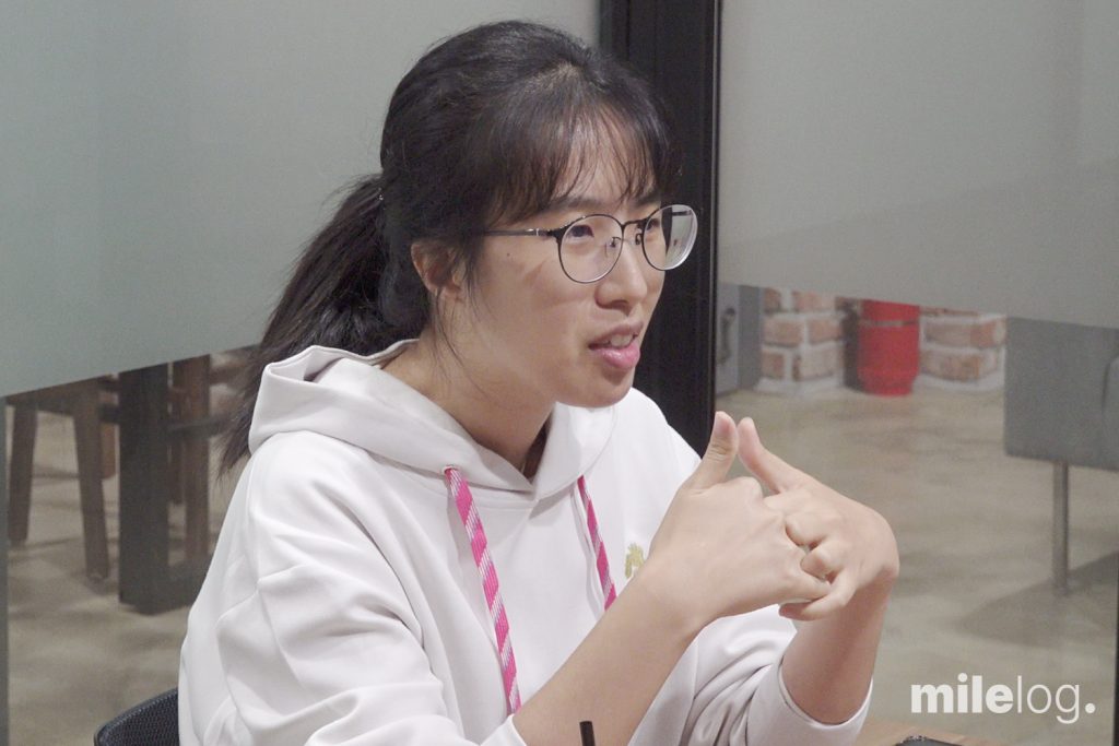 인터뷰 도중 밝게 웃으며 대화를 이어가는 정영 과장의 모습