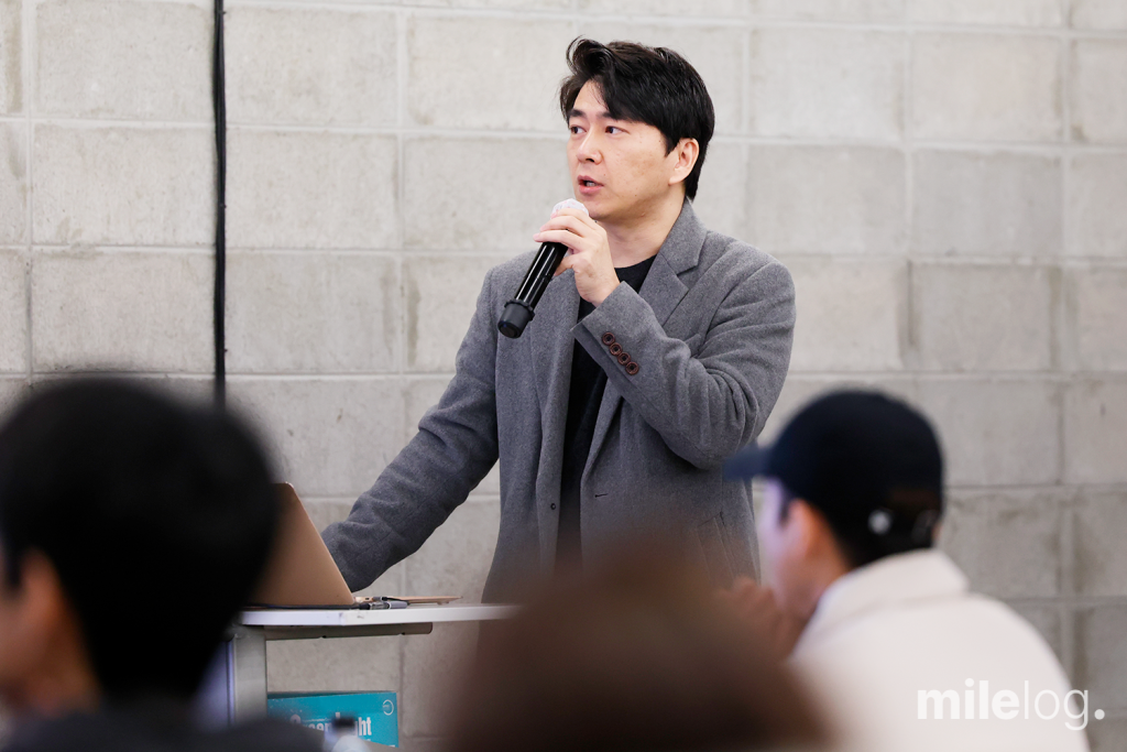 주식보상형 인센티브의 세무 및 회계적 관점에 대해 설명하는 강연 모습