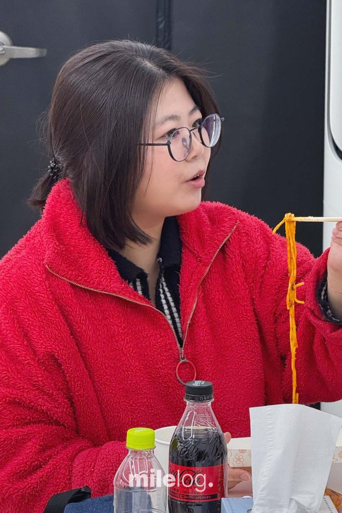 인터뷰 중 마일스톤의 업무 환경과 복지에 대해 설명하는 김진주 대리