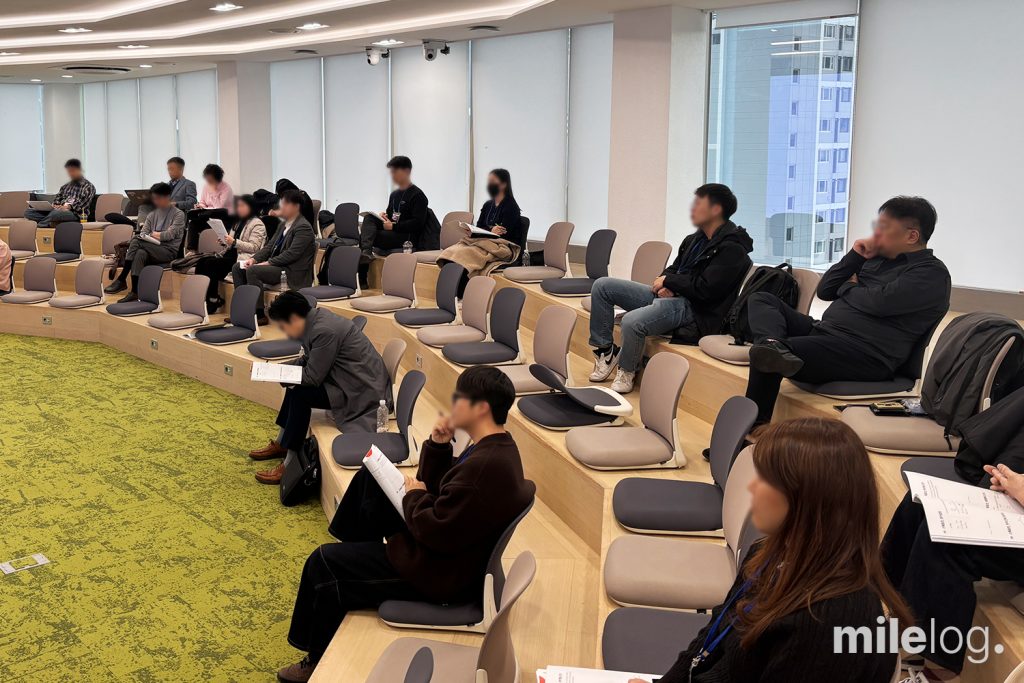 스타트업 관계자들을 대상으로 J커브 성장을 위한 회계 세무 가이드를 설명하는 강연 현장입니다.