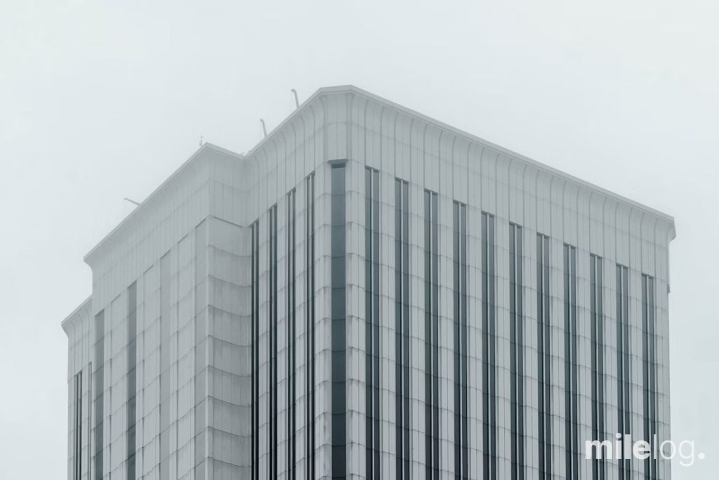 완전자회사 합병의 세무 처리와 적격합병 요건을 설명하는 비즈니스 이미지