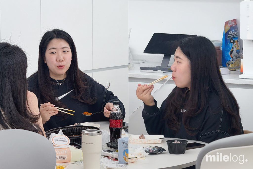 홍보팀원들과 함께 식사하며 즐거운 분위기에서 대화를 나누는 장면