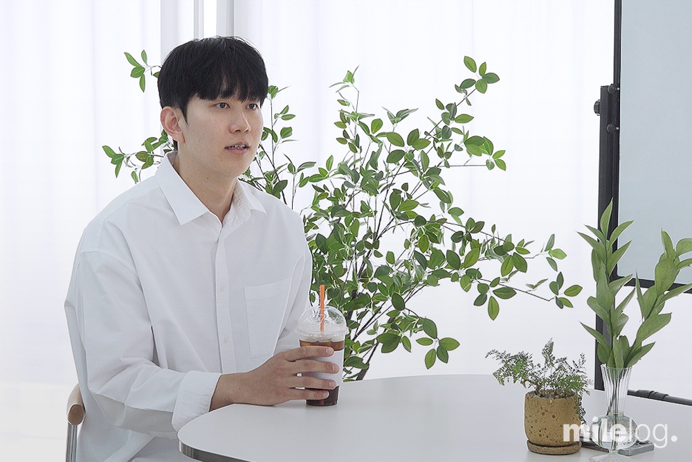 편안한 분위기에서 인터뷰에 응하고 있는 김재헌 회계사의 사진