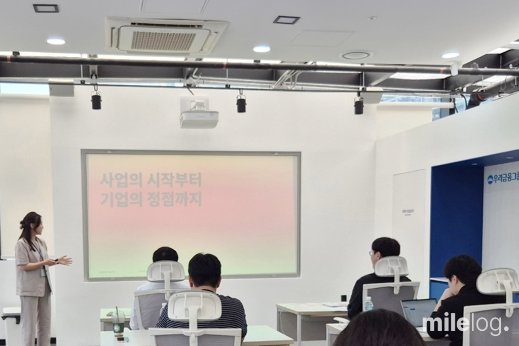 디노랩 네트워킹 세미나에서 강연을 진행하고 있는 마일스톤 용상순 회계사의 모습입니다.