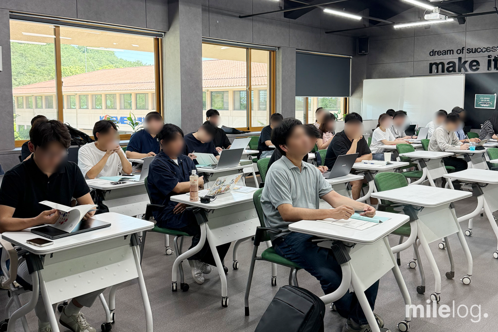 스타트업 재무 이슈에 대해 설명하며 현장 교육생들과 소통하는 강연 현장 사진입니다.