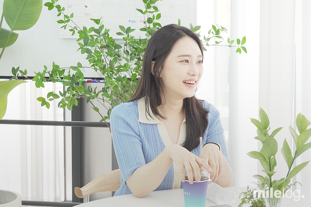 미소를 지으며 답변하는 용상순 회계사