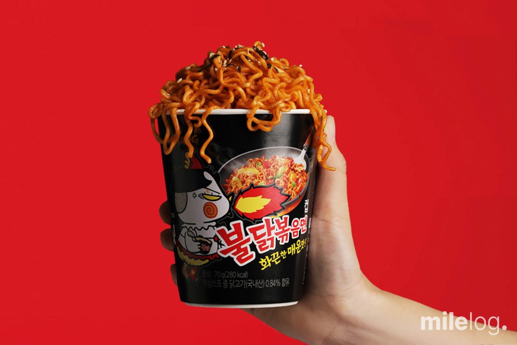 삼양식품의 브랜드 로고와 대표 제품 이미지를 보여주는 전경