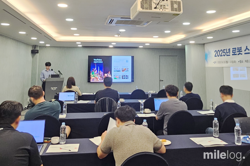 제주시 메종글래드호텔에서 스타트업 대표들을 대상으로 회계 강연을 진행 중인 안효상 회계사 모습